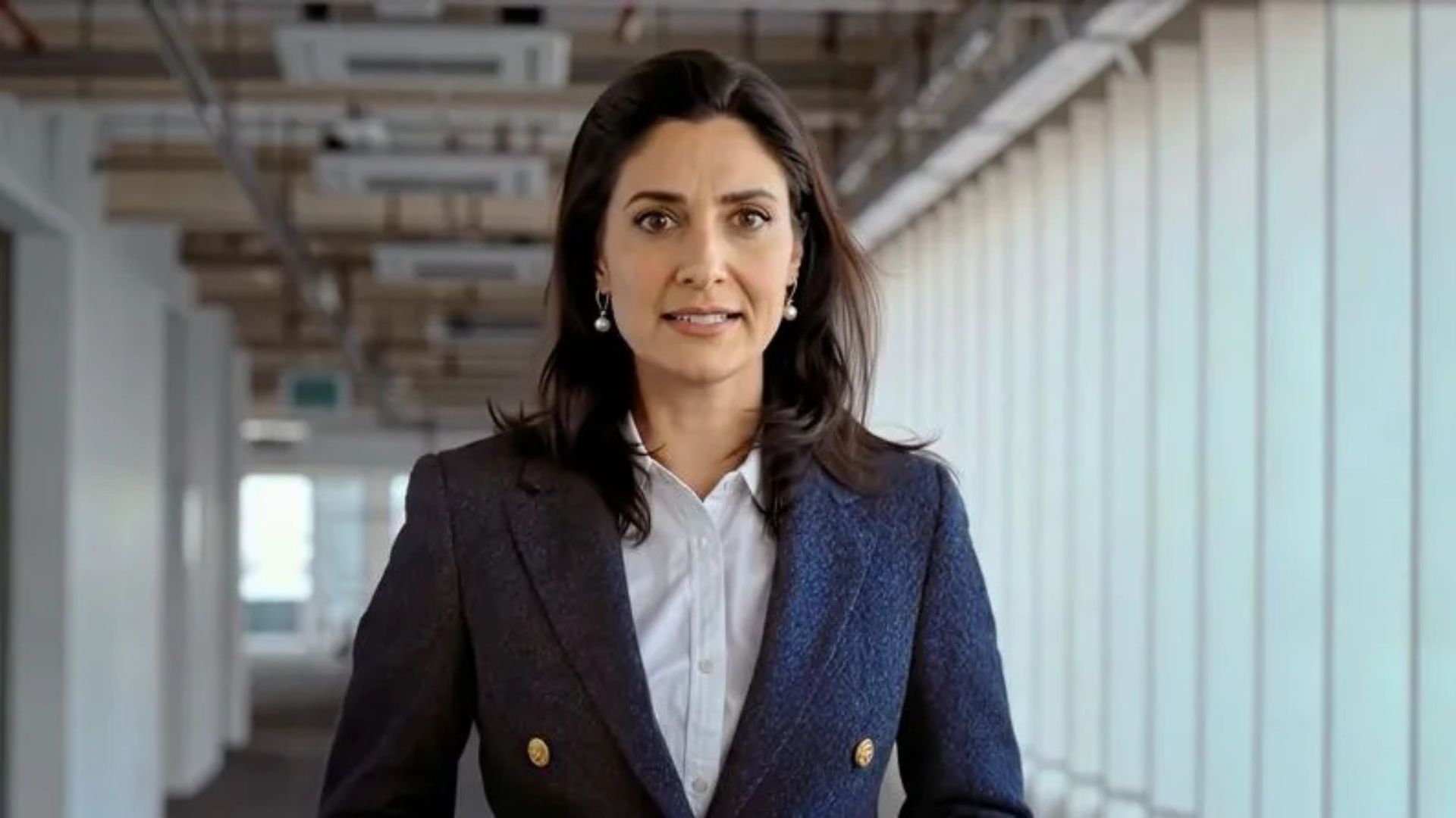 مجری هوش مصنوعی شبکه چهار بریتانیا